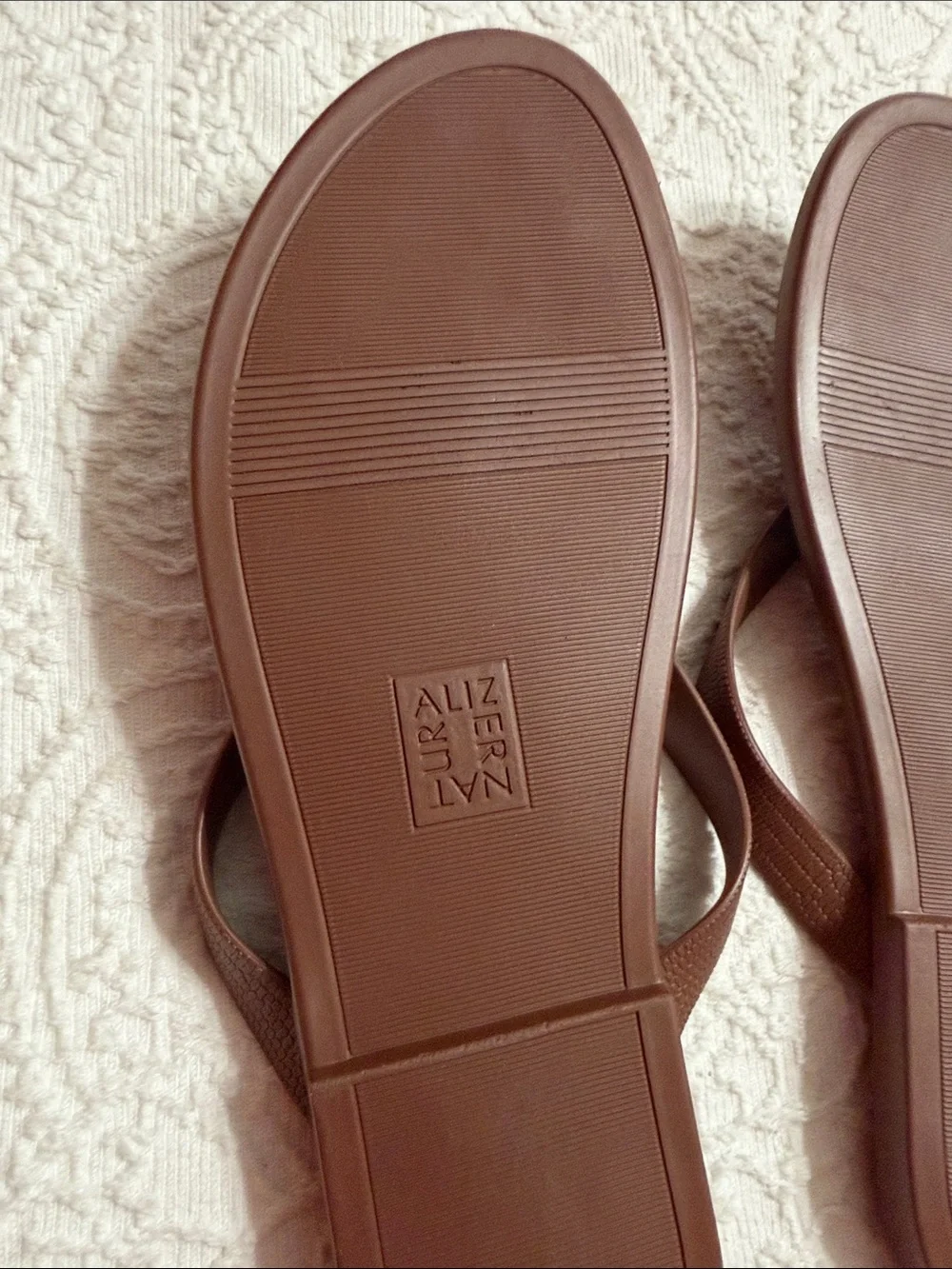 Naturalizer Size 7.5M Brown Textured Strap Flip Flop Sandals